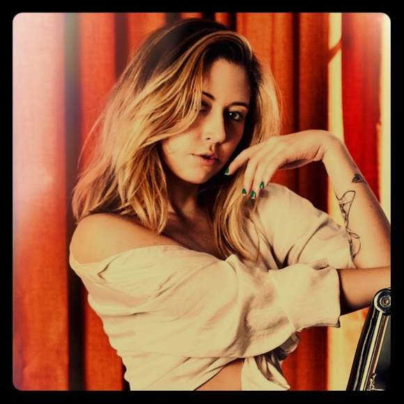 Meet your Posher, Gabrielle - Picture 1 of 3